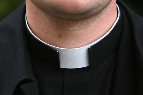 PARROCO FA SESSO CON UN GIOVANE MAROCCHINO E LO PAGA CON I SOLDI DELLE SUORE DELL'ASILO - 06/04/2014