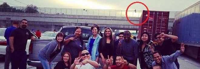 UOMO MINACCIA IL SUICIDIO: I PASSANTI SI SCATTANO UN ''SELFIE'' DI GRUPPO - 04/05/2014