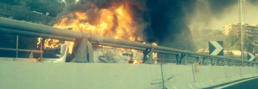 PULLMAN IN FIAMME SULLA ROMA-FIUMICINO, PAURA TRA LA GENTE E TRAFFICO IN TILT - 17/05/2014
