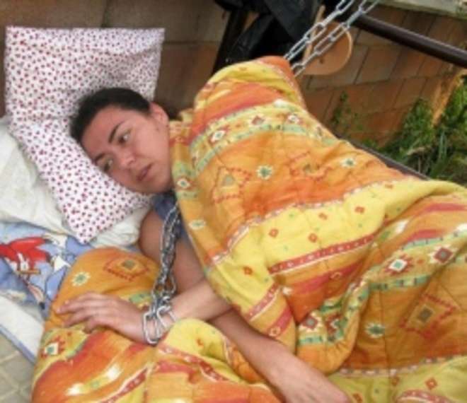 LE OCCUPANO LA CASA IN SUA ASSENZA, DEBORAH PROTESTA INCATENANDOSI E RIFIUTANDO IL CIBO - 18/05/2014