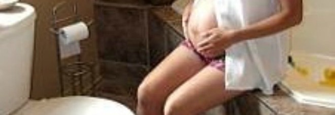 PARTORISCE A SETTE MESI DI GRAVIDANZA E ANNEGA LA NEONATA NEL WATER: FERMATA UNA DONNA - 18/05/2014