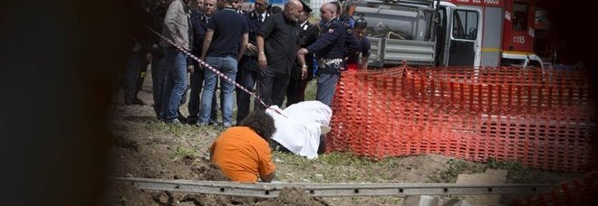 ROMA, FRANA IL TERRENO IN UN CANTIERE: TRE LAVORATORI ESTRATTI DALLE MACERIE. ''MORTO UN OPERAIO'' - 27/05/2014