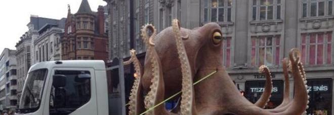 PIOVRA GIGANTE FA SCOPPIARE IL CAOS A LONDRA: TRAFFICO BLOCCATO E STRADE NEL PANICO - GUARDA - 29/07/2014
