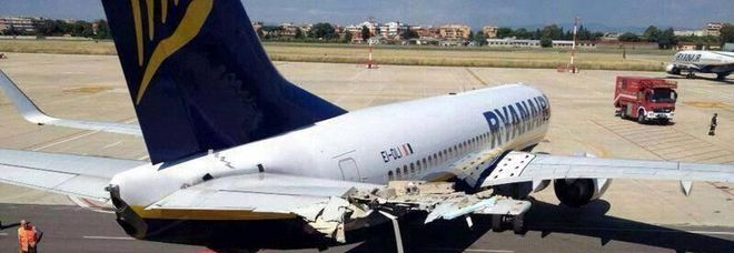 L'AEREO RYANAIR NON FRENA, TERRORE A CIAMPINO: SFONDATO L'HANGAR DEI VIGILI DEL FUOCO - FOTO - 05/06/2014
