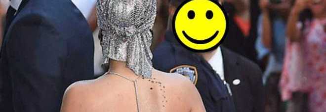 RIHANNA, LO SGUARDO DEL POLIZIOTTO DAVANTI AL NUDE LOOK È IMPAGABILE - FOTO ALL'INTERNO - 06/06/2014