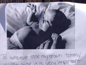 LE RUBANO LA BORSA CON LE UNICHE FOTO DEL FIGLIO NEONATO MORTO - POI ACCADE L'INASPETTATO - 09/08/2014