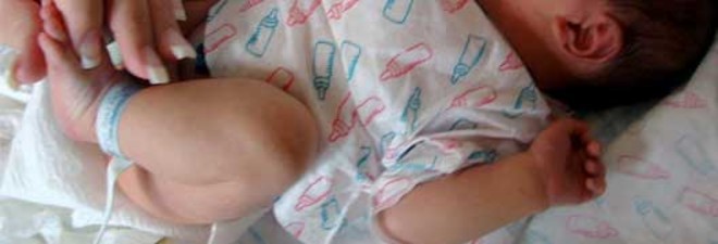 NEONATO STA MORENDO DI ASFISSIA: CONGELANO IL CORPICINO E LO SALVANO - 13/08/2014