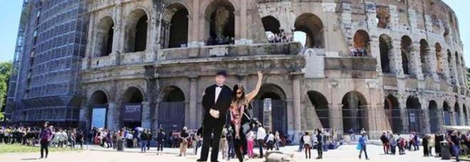 IL PADRE MUORE DI CANCRO, LEI FA IL GIRO D'EUROPA CON LA SUA SAGOMA. E PUBBLICA LE FOTO SUL WEB - 17/06/2014