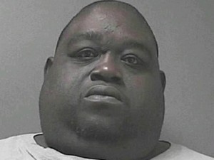 FERMATO PER UN BANALE CONTROLLO. L'UOMO DI 250KG NASCONDEVA QUALCOSA NELLE PIEGHE DELLA PANCIA - 17/06/2014