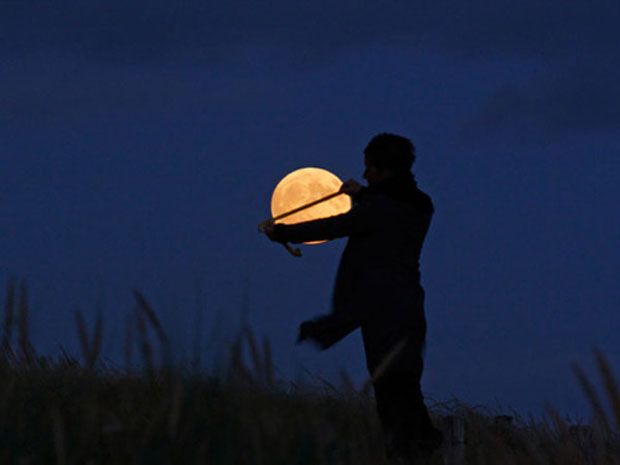 TENTA DI ABBATTERE LA LUNA A COLPI DI PISTOLA - 05/09/2014