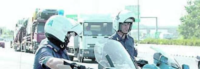 ''C'E' UN BAMBINO IN MEZZO AL RACCORDO''. LA POLIZIA CHIUDE LE CORSIE DEL GRA E LO SALVA - 24/06/2014