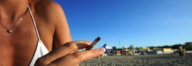 STOP ALLE SIGARETTE SULLA SPIAGGIA: ''SI FUMA SOLO SOTTO L'OMBRELLONE'' - 14/05/2014