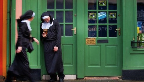 SUORE BECCATE ILLEGALMENTE A BERE - FOTO - 10/09/2014