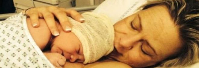 MUORE 2 GIORNI DOPO AVER PARTORITO SUO FIGLIO. LA FOTO DI LORO INSIEME COMMUOVE IL WEB - 13/09/2014