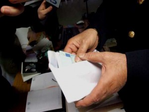 REGALA UNA BUSTA CON POCHI SOLDI E VIENE PESTATO DAL PADRE DELLA FESTEGGIATA - 15/09/2014