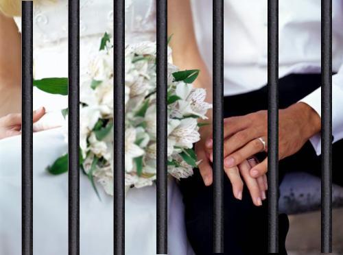 ABBANDONA I TRE FIGLI PER SPOSARE UN DETENUTO CONOSCIUTO IN CHAT. ''MI RENDERÀ FELICE'' - FOTO ALL'INTERNO - 04/07/2014