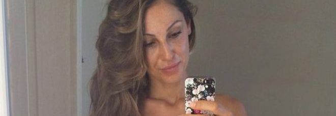 ANNA TATANGELO SCATTA UN SELFIE IN BIKINI E SCATENA LA REAZIONE DEI FANS - FOTO - 07/07/2014