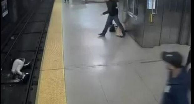 MALORE IN METRO, LA DONNA CADE SUI BINARI: I PASSEGGERI CORAGGIOSI LA SALVANO - VIDEO - 19/05/2014