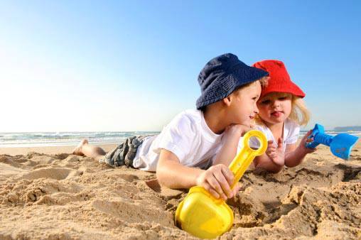 SCAVANO UNA BUCA NELLA SABBIA DI UNO STABILIMENTO BALNEARE E QUELLO CHE TROVANO HA DELL'INCREDIBILE - 07/07/2014