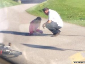 AUTISTA FERMA L'AUTOBUS PER CONFORTARE UNA BAMBINA CHE PIANGE - 21/09/2014