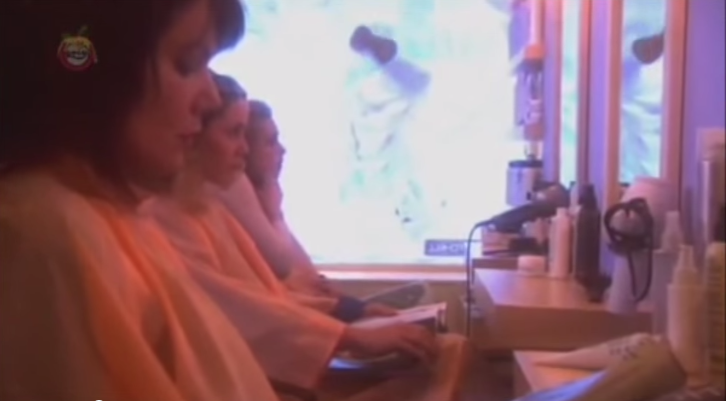 IL SEXY LAVAVETRI AL NEGOZIO DI PARRUCCHIERE - VIDEO VIRALE - 19/05/2014