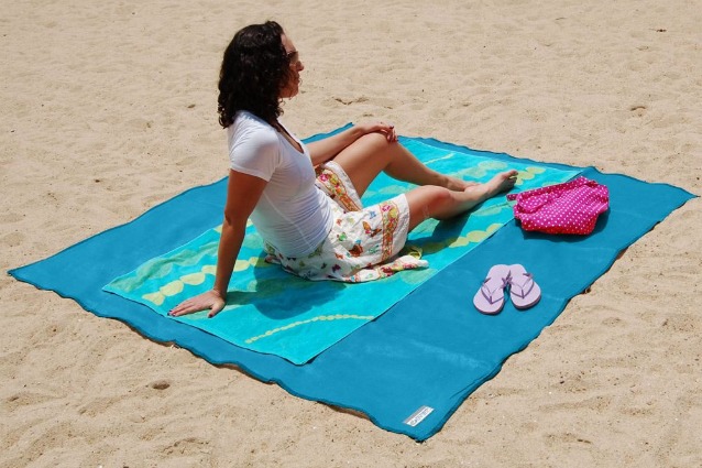 SI CHIAMA SANDLESS BEACH MAT, ED E' IL TELO DA MARE CHE STA ANDANDO A RUBA - VIDEO - 22/09/2014