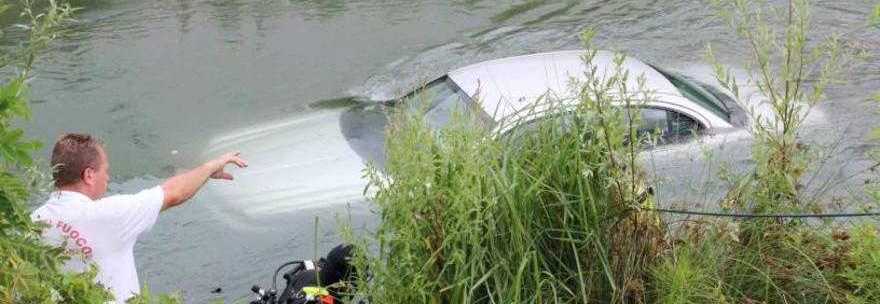 JAGUAR ''NAVIGA'' NEL FIUME PER 70 METRI:  IL PROPRIETARIO NON AVEVA MESSO IL FRENO A MANO - 26/09/2014