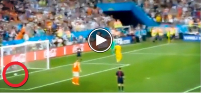 ROMERO PARA IL RIGORE A VLAAR MA IL PALLONE POI ROTOLA IN PORTA, E' GOAL?! - 11/07/2014