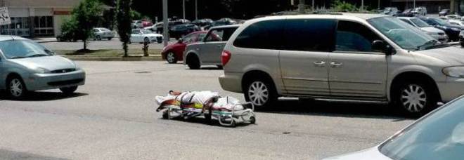 LA PORTA DEL FURGONE DEL CORONER SI APRE, IL CADAVERE FINISCE AL CENTRO DELLA STRADA - 13/07/2014