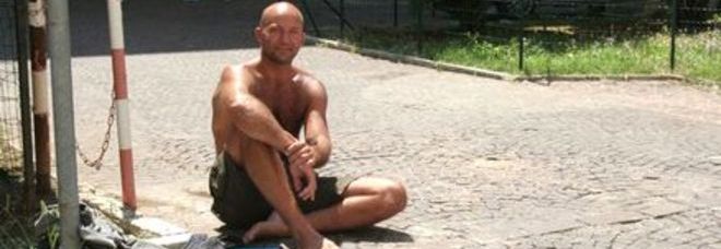 ENTRA NUDO NELL'AGENZIA DELL'ENTRATE. ''NON RIESCO PIÙ A PAGARE LE TASSE'' - 16/07/2014