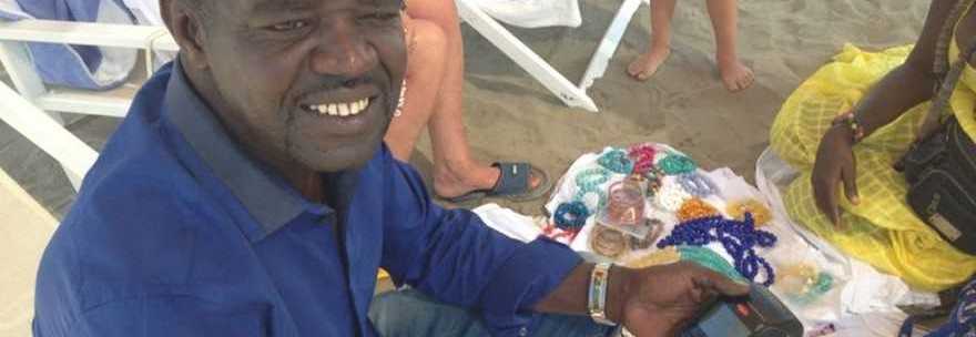 ECCO IL BANCOMAT AMBULANTE: SPUNTA IL POS IN SPIAGGIA - FOTO - 17/07/2014