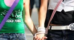 LA MOGLIE HA UNA STORIA CON UNA STUDENTESSA. IL MARITO LA SCOPRE: ECCO LA SUA REAZIONE - 17/07/2014