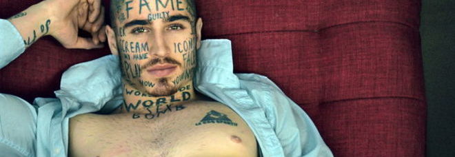 IL MODELLO CHE SI TATUA PAROLE A CASO SUL VOLTO: ''DIVENTERÒ IL PIÙ FAMOSO DEL MONDO'' - 17/07/2014