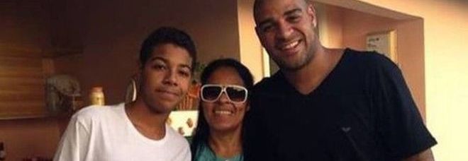 ADRIANO SENZA PIÙ UN SOLDO: VENDE CASA E TORNA A VIVERE NELLA FAVELA - 18/07/2014