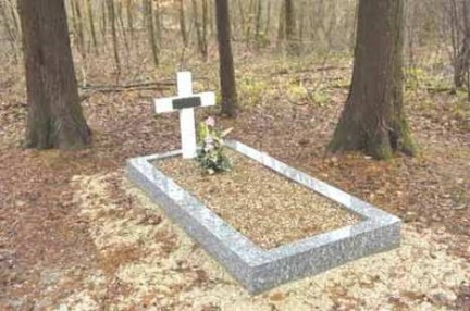 ANZIANO VIVE PER 20 ANNI VICINO LA TOMBA DELLA MOGLIE DEFUNTA - 22/07/2014