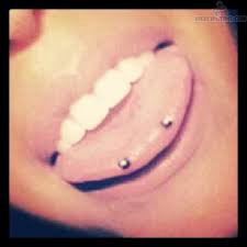 RAGAZZA RISCHIA DI MORIRE DOPO UN PIERCING - 22/07/2014
