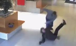PAPÀ TROVA BABYSITTER CHE ABUSA DEL FIGLIO, LO PICCHIA A SANGUE E POI CHIAMA LA POLIZIA - FOTO ALL'INTERNO - 21/07/2014