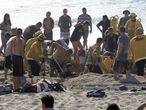 UN GIOCO CHE FINISCE IN TRAGEDIA. MORTE ORRIBILE IN SPIAGGIA PER UN 26ENNE - 24/07/2014