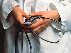 VA DAL MEDICO DI GUARDIA E CHIEDE UN RAPPORTO INTIMO: ECCO LA REAZIONE DELLA DOTTORESSA - 25/07/2014
