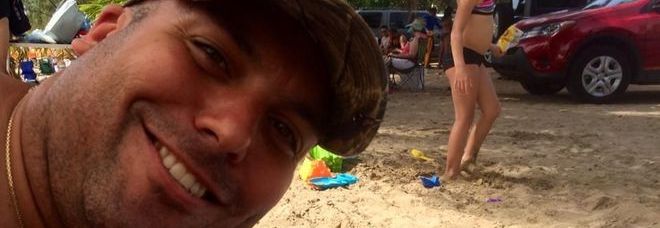 PASSEGGIA CON LA FIGLIOLETTA IN SPIAGGIA, TRAVOLTO E UCCISO DA UN AEREO - FOTO - 29/07/2014