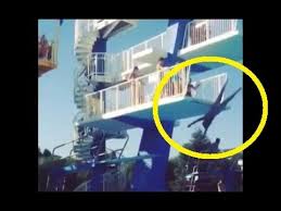 LA RAGAZZA RISCHIA LA VITA PER UN TUFFO DAL TRAMPOLINO: IL VOLO È TERRIFICANTE - VIDEO - 30/07/2014