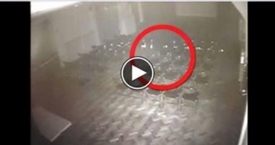 LE SEDIE SI MUOVONO, POI PASSA UNA LUCE: FANTASMI NEL TEATRO - VIDEO VIRALE - 30/07/2014