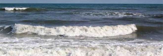 FANNO BAGNO NEL MARE AGITATO PER FESTEGGIARE: MUOIONO IN 23 - 31/07/2014