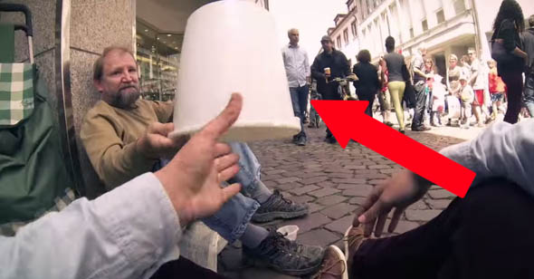 TRE RAGAZZI CHIEDONO UN SECCHIO A UN SENZATETTO. QUELLO CHE SUCCEDE E' COMMOVENTE - VIDEO - 01/08/2014