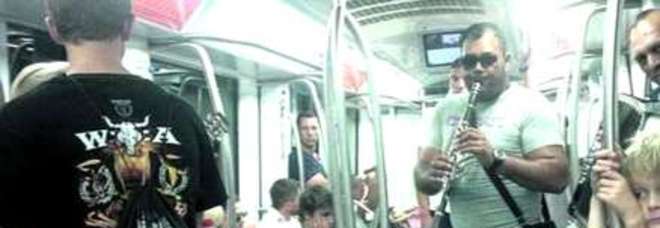 ROMA, BORSEGGIATRICI ROM RUBANO PORTAFOGLI NELLA METRO. E I VIGILI LE LASCIANO ANDARE - 01/09/2014