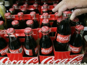 DENUNCIA LA COCA COLA: UNA DISGUSTOSA ''SORPRESA'' RITROVATA NELLA BOTTIGLIA - 01/09/2014