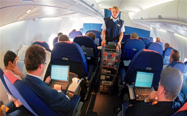 FOLLIA IN ALTA QUOTA: PRENDE A CALCI E MORSI LE HOSTESS DI VOLO - 01/09/2014