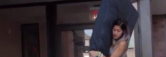 ''MI HANNO STUPRATA'', MA NESSUNO LE CREDE: EMMA GIRA COL MATERASSO COME 'PROVA' - 05/09/2014