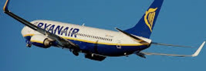 SI ACCENDE UNA SIGARETTA SUL VOLO RYANAIR: MULTA DI DUEMILA EURO A UN TURISTA - 12/09/2014