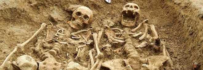 DA 700 ANNI MANO NELLA MANO: LA ''COPPIETTA'' SEPOLTA INSIEME COMMUOVE IL WEB - FOTO - 17/09/2014